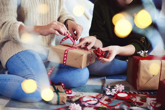 How to Wrap a Christmas Present? Christmas Gift Wrap Ideas